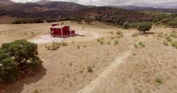 Casa en la colina en las montañas — Vídeo de stock