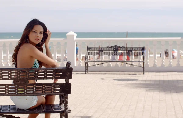 Happy young woman relaxing in sun at the sea — Stock fotografie