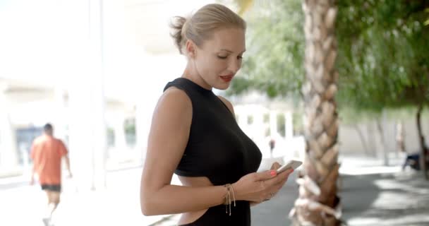 Jolie femme d'affaires utilisant un téléphone portable — Video