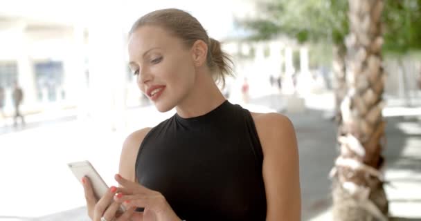 Гарненька ділова жінка використовує мобільний телефон — стокове відео