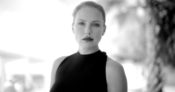 Черно-белый портрет деловой женщины — стоковое видео