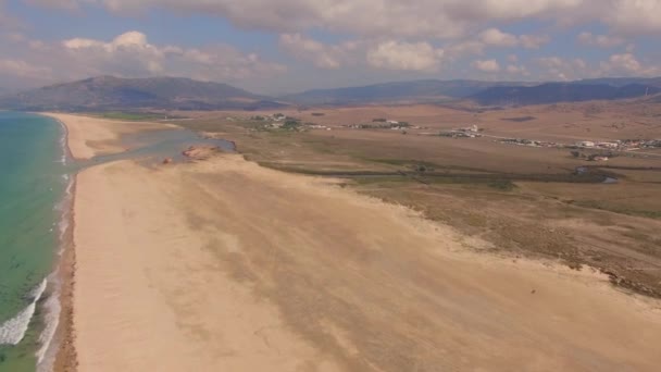 Vista aérea desde el avión no tripulado sobre la playa y el mar — Vídeo de stock