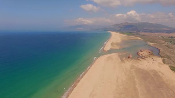 Luftaufnahme von einer fliegenden Drohne über Strand und Meer — Stockvideo