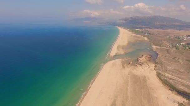 Luftaufnahme von einer fliegenden Drohne über Strand und Meer — Stockvideo