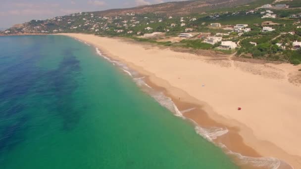 Vista aérea desde el avión no tripulado sobre la playa y el mar — Vídeo de stock