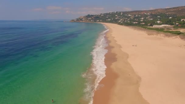 Вид с воздуха с летающего беспилотника над пляжем и морем — стоковое видео
