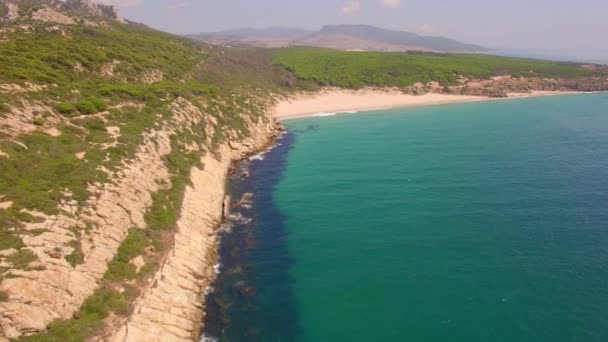 Спектакльный воздушный полет над пляжем — стоковое видео