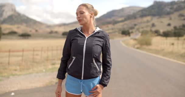 Deportiva chica lijado en el camino — Vídeos de Stock