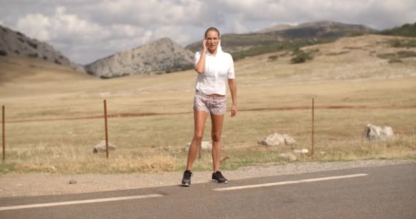 Femme sportive échauffement — Video