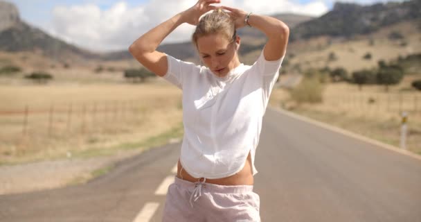 Mujer ajustando su corte de pelo — Vídeos de Stock