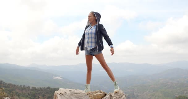 Sportieve vrouw stond op de top van Rock — Stockvideo