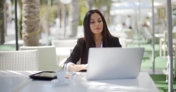 Businesswoman working at an open-air table — Stock Video