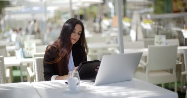 Businesswoman making a call at a restaurant — Stock Video