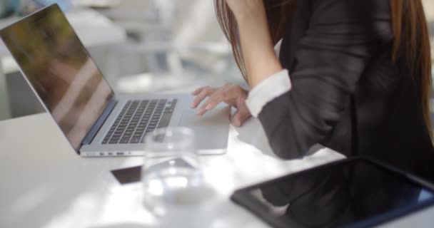 Крупним планом на комп'ютері бізнес жінки — стокове відео