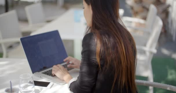 Mujer de negocios escribiendo en su computadora portátil — Vídeo de stock