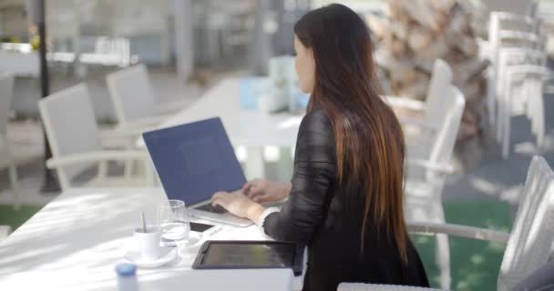 Zakenvrouw typen op haar laptop computer — Stockvideo