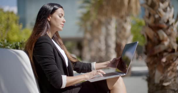 Femme d'affaires assise dans un parc urbain — Video