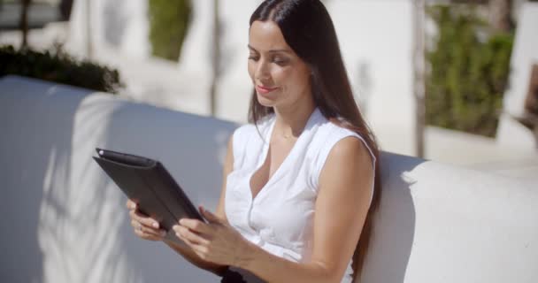 Mujer joven sonriendo de placer — Vídeos de Stock