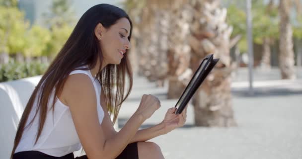 Genç ve güzel kadın internette sörf — Stok video