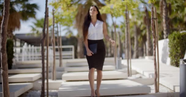 Mujer joven y segura caminando por un parque — Vídeo de stock