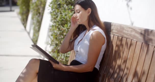 Mujer bastante joven navegando por Internet — Vídeo de stock