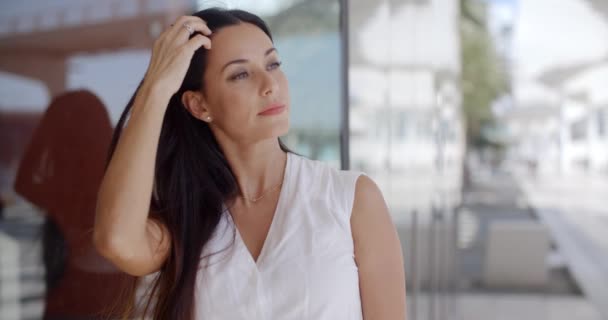 Mulher de negócios bonita em camisa branca — Vídeo de Stock
