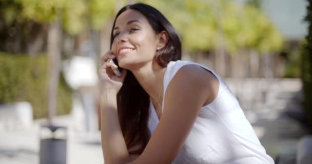Vivaz joven mujer charlando en su móvil — Vídeo de stock