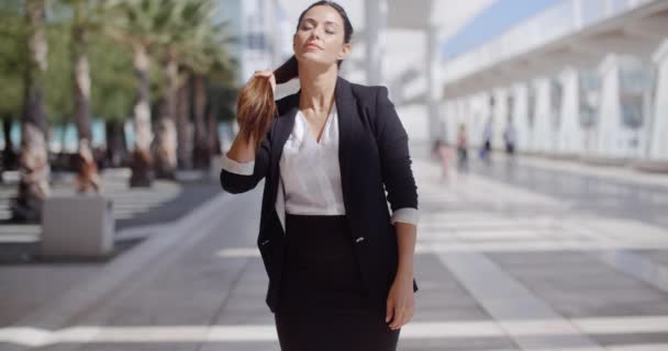 Elegant businesswoman walking in town — Stock Video