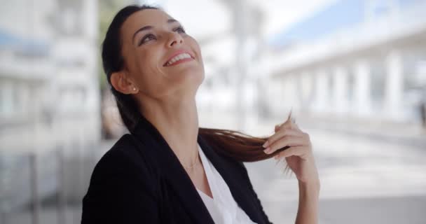 Sonriente hermosa mujer de negocios de pie — Vídeo de stock