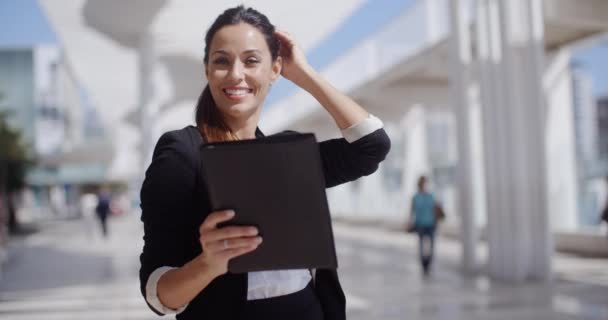 Mujer sonriente navegando por Internet — Vídeos de Stock