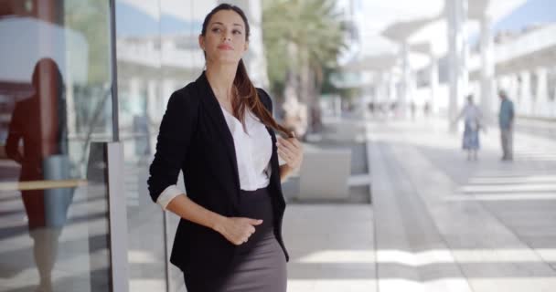 Elegante zakenvrouw staande wachten — Stockvideo