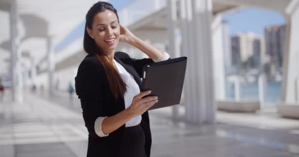 Mujer sonriente navegando por Internet — Vídeos de Stock