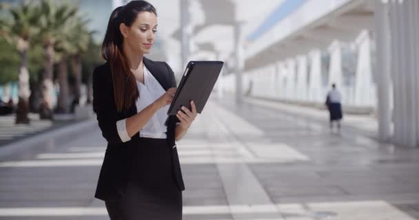 Elegant businesswoman on a seafront promenade — Stock Video