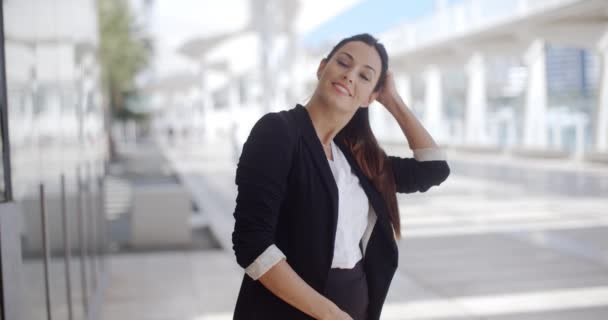 Elegante mujer de negocios de pie esperando — Vídeo de stock