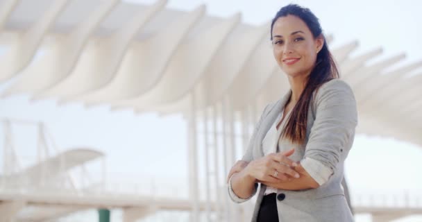 Gemotiveerde jonge vrouw geven van een duim omhoog — Stockvideo