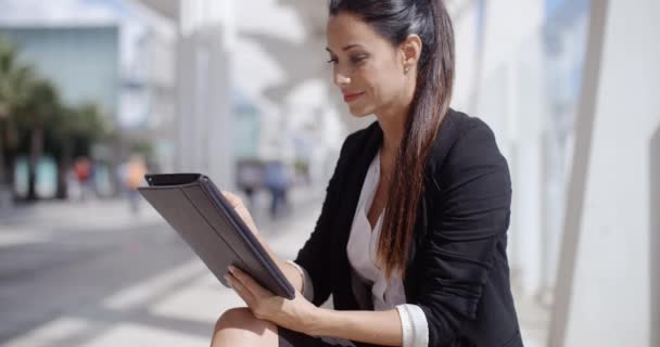 Atraktivní podnikatelka pracuje na tabletu — Stock video