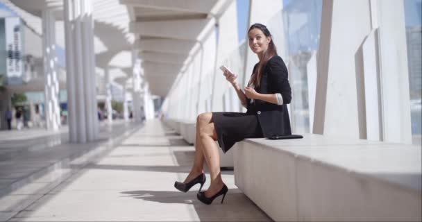 Элегантная деловая женщина разговаривает по мобильному — стоковое видео