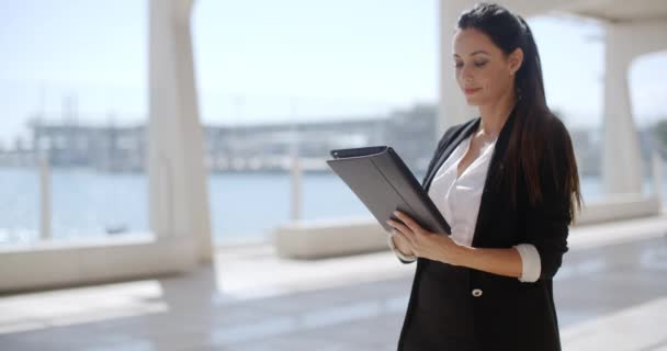 Femme d'affaires attrayante travaillant sur une tablette — Video