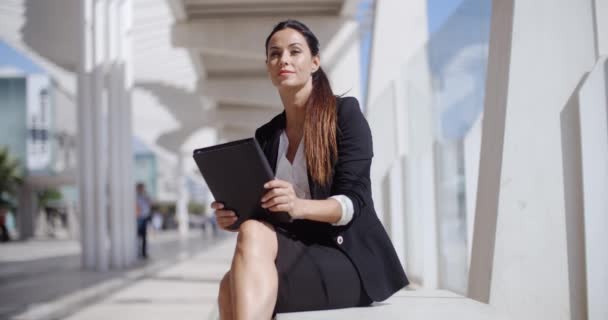 Elegante gerente de negocios trabajando en una computadora portátil — Vídeo de stock