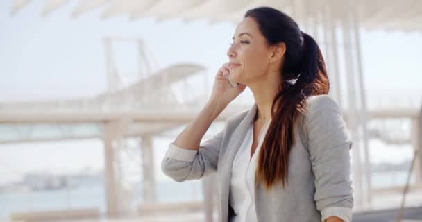 Woman using a mobile in a high key environment — 图库视频影像