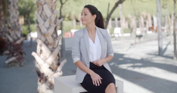 Mujer joven con estilo en un parque urbano — Vídeos de Stock