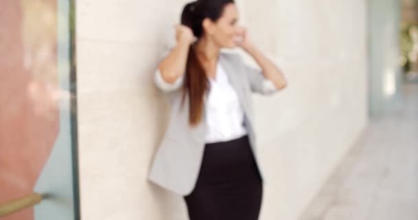 Mujer bonita sonriendo mientras charla en un móvil — Vídeo de stock