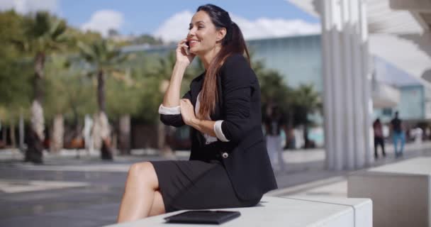 Jeune femme élégante dans une ville tropicale — Video