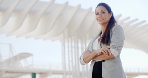 Mujer con estilo sonriente mirando a la cámara — Vídeos de Stock