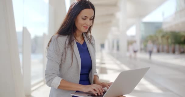 Empresária relaxante e trabalhando em um laptop — Vídeo de Stock