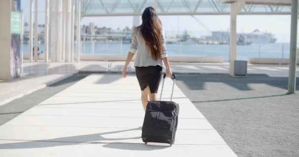 Mujer viajera en una calle urbana — Vídeos de Stock