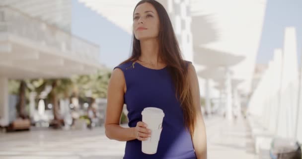 Привлекательная женщина с большой чашкой кофе — стоковое видео