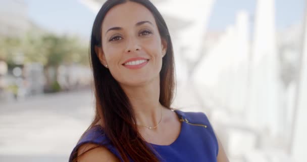 Mulher atraente com um sorriso adorável — Vídeo de Stock