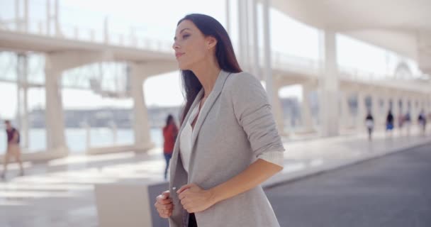 Mujer elegante con el pelo largo de pie en un móvil — Vídeos de Stock