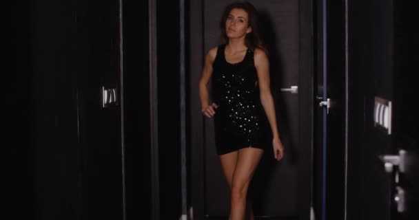 Σέξι γυναίκα στον βράδυ φόρεμα μόδας — Αρχείο Βίντεο
